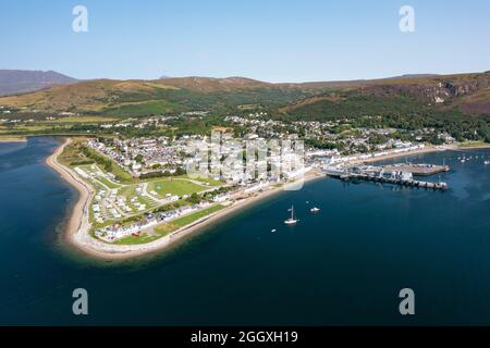 Luftaufnahme von der Drohne der Stadt Ullapool, Ross und Cromarty, Highland Region, Schottland, Großbritannien Stockfoto