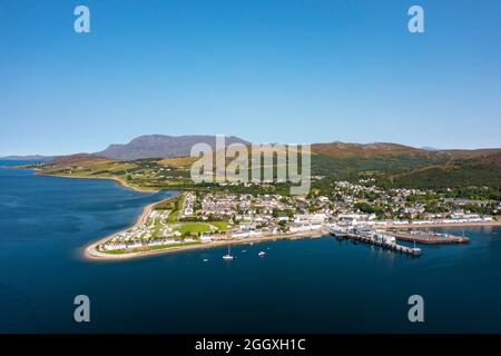 Luftaufnahme von der Drohne der Stadt Ullapool, Ross und Cromarty, Highland Region, Schottland, Großbritannien Stockfoto