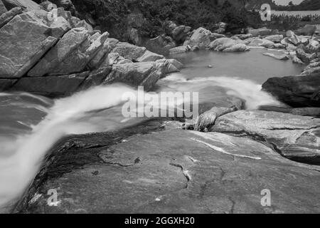 Schöner Ghatkhola Wasserfall mit vollen Wasserläufen, die unter Steinen bergab fließen, während des Monsuns aufgrund des Regens in Ayodhya pahar, W.B., Indien. Stockfoto