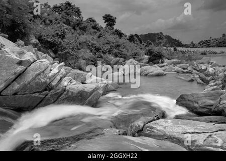 Schöner Ghatkhola Wasserfall mit vollen Wasserläufen, die unter Steinen bergab fließen, während des Monsuns aufgrund des Regens in Ayodhya pahar, W.B., Indien. Stockfoto