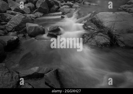 Schöner Ghatkhola Wasserfall mit vollen Wasserläufen, die unter Steinen bergab fließen, während des Monsuns aufgrund des Regens in Ayodhya pahar, W.B., Indien. Stockfoto