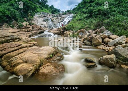 Schöner Ghatkhola Wasserfall mit vollen Wasserläufen, die unter Steinen bergab fließen, während des Monsuns aufgrund des Regens in Ayodhya pahar, W.B., Indien. Stockfoto