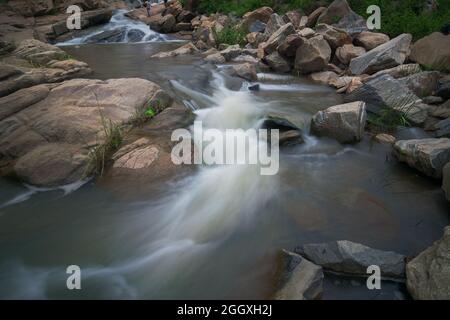 Schöner Ghatkhola Wasserfall mit vollen Wasserläufen, die unter Steinen bergab fließen, während des Monsuns aufgrund des Regens in Ayodhya pahar, W.B., Indien. Stockfoto