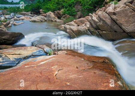 Schöner Ghatkhola Wasserfall mit vollen Wasserläufen, die unter Steinen bergab fließen, während des Monsuns aufgrund des Regens in Ayodhya pahar, W.B., Indien. Stockfoto