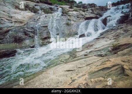 Schöner Ghatkhola Wasserfall mit vollen Wasserläufen, die unter Steinen bergab fließen, während des Monsuns aufgrund des Regens in Ayodhya pahar, W.B., Indien. Stockfoto