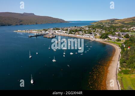 Luftaufnahme von der Drohne der Stadt Ullapool, Ross und Cromarty, Highland Region, Schottland, Großbritannien Stockfoto