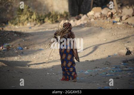 Taiz, Jemen- 04 Feb 2021 : EIN jemenitisches Mädchen lebt mit ihrer Familie in einem Lager für Vertriebene, die vor der Hölle des Krieges in der Stadt Taiz, Jemen, fliehen Stockfoto