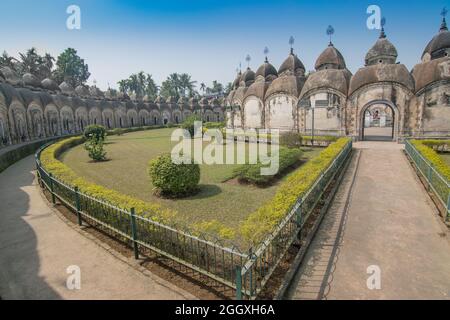 108 Shiva-Tempel von Kalna, Burdwan, Westbengalen. Insgesamt 108 Tempel von Lord Shiva (einem hinduistischen Gott) sind in zwei konzentrischen Kreisen angeordnet. UNESCO. Stockfoto