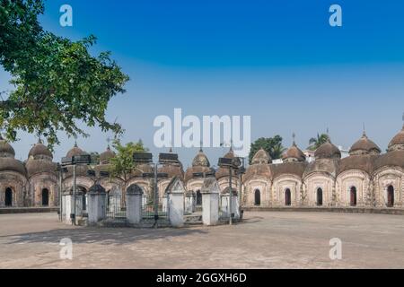 Panoramabild von 108 Shiva-Tempeln von Kalna, Burdwan, Westbengalen. Insgesamt 108 Tempel von Lord Shiva (einem hinduistischen Gott). UNESCO-Weltkulturerbe. Stockfoto