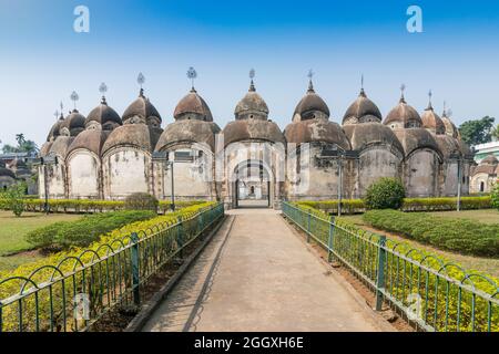 108 Shiva-Tempel von Kalna, Burdwan, Westbengalen. Insgesamt 108 Tempel von Lord Shiva (einem hinduistischen Gott) sind in zwei konzentrischen Kreisen angeordnet. Stockfoto