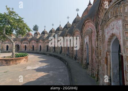 Panoramabild von 108 Shiva-Tempeln von Kalna, Burdwan, Westbengalen. Insgesamt 108 Tempel von Lord Shiva (einem hinduistischen Gott). UNESCO-Weltkulturerbe. Stockfoto