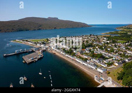 Luftaufnahme von der Drohne der Stadt Ullapool, Ross und Cromarty, Highland Region, Schottland, Großbritannien Stockfoto