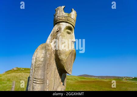 Große Holzskulptur von Lewis Chessman am Ardroil Beach, Uig Sands, Isle of Lewis, Äußere Hebriden, Schottland, VEREINIGTES KÖNIGREICH Stockfoto