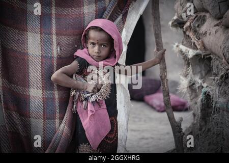 Taiz, Jemen- 04 Feb 2021 : EIN jemenitisches Mädchen lebt mit ihrer Familie in einem Lager für Vertriebene, die vor der Hölle des Krieges in der Stadt Taiz, Jemen, fliehen Stockfoto