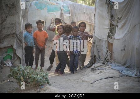 Taiz, Jemen- 04. Feb 2021:Kinder spielen in einem Lager für Vertriebene aus dem Jemen-Krieg, Taiz Stockfoto