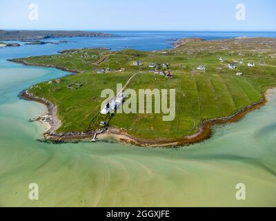 Luftaufnahme von der Drohne der Siedlung Uig und Crowlista an der Westküste der Isle of Lewis , Äußere Hebriden, Schottland, Großbritannien Stockfoto