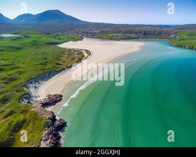 Luftaufnahme von der Drohne des Uig Sandstrandes an der Westküste der Isle of Lewis , Äußere Hebriden, Schottland, Großbritannien Stockfoto