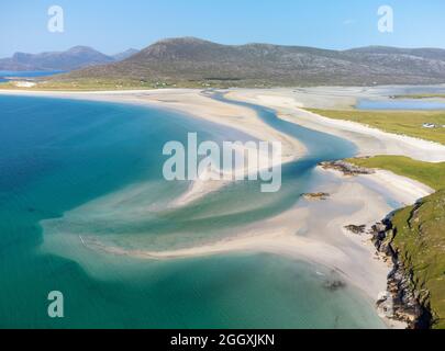 Luftaufnahme von der Drohne von Luskentire Beach und Sound of Taransay, von Seilebost auf der Isle of Harris, Äußere Hebriden, Schottland, Großbritannien Stockfoto