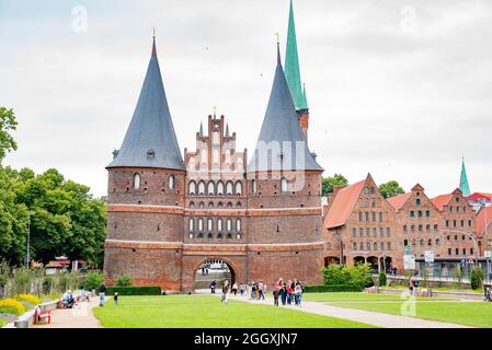 Das Holstentor ist ein Stadttor, das die westliche Grenze der Altstadt der Hansestadt Lübeck markiert. Aufgenommen in Lübeck, Deutschland am 1. Juli Stockfoto