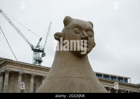 Die Statue der Guardian Sphinx auf dem Victoria Square, Birmingham, West Midlands, England, Großbritannien Stockfoto