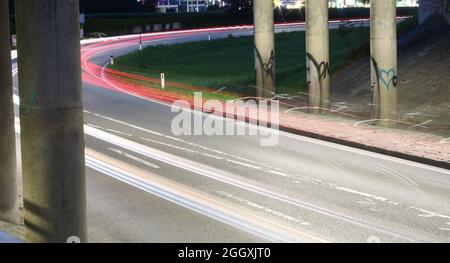 Langzeitaufnahme des Nachtverkehrs Stockfoto