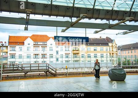 Der Bahnhof Berlin-Spandau ist ein Bahnhof der Deutschen Bahn im Berliner Stadtteil Spandau am südwestlichen Rand der Altstadt von Spandau. Entnommen aus A Stockfoto