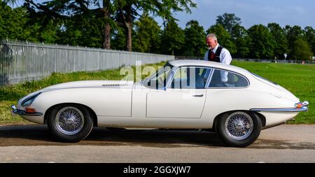 Schöner E-Type Jag auf dem Weg nach Hampton Court zum Concours of Elegance 2021 Stockfoto