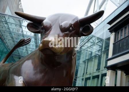 Stierkulpturenanlage im Bullring Einkaufszentrum in Birmingham. Stockfoto