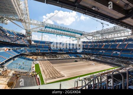 Madrid, Spanien - 03. September 2021: Inneneinrichtung von Santiago Bernabeu, Fußballstadion Real Madrid, während Renovierungsarbeiten. Stockfoto