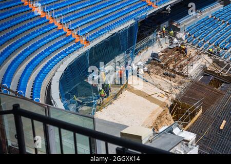 Madrid, Spanien - 03. September 2021: Inneneinrichtung von Santiago Bernabeu, Fußballstadion Real Madrid, während Renovierungsarbeiten. Stockfoto