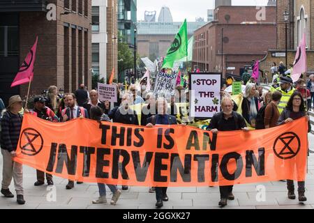 London, Großbritannien. September 2021. Klimaaktivisten der Extinction Rebellion überqueren die Millennium Bridge von der Tate Modern und marschieren am elften Tag ihrer Impossible Rebellion-Proteste in die City of London. Über 50 Aktivisten trugen Schilder, die darauf hindeuteten, dass sie durch die Einreise in die City of London restriktive Kautionsbedingungen brechen würden. Extinction Rebellion fordert die britische Regierung auf, alle Investitionen in neue fossile Brennstoffe mit sofortiger Wirkung einzustellen. Kredit: Mark Kerrison/Alamy Live Nachrichten Stockfoto