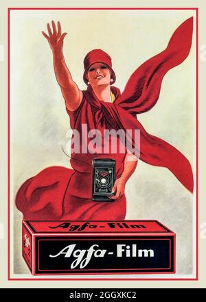 Werbeplakat aus den 1930er Jahren für Agfa Camers and Film mit einer modischen Dame aus den 1930er Jahren, die einen Faltbalg-Film Agfa-Kamera hält, mit einer Rolle Agfa B&W Film in Nahaufnahme im Vordergrund. Stockfoto