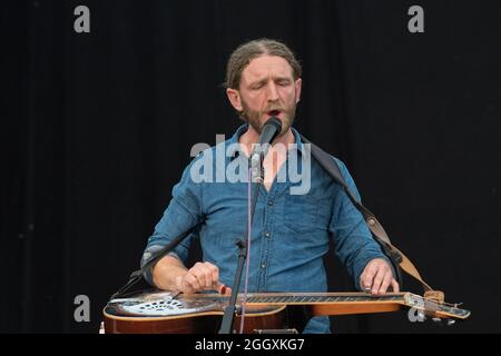 Kirklington, Nottinghamshire, England, Großbritannien. September 2021. Edgelarks live auf der Bühne am 14. Internationales Roots and Acoustic Music Festival im kleinen Dorf Kirklington in Nottinghamshire nach 15 Monaten Verspätung und Annullierungen aufgrund von Covid19. Über 40 Künstler werden an 4 Tagen auftreten und einige der größten Namen der Roots- und Akustikszene sowie lokale Talente anziehen. Quelle: Alan Beastall/Alamy Live News Stockfoto