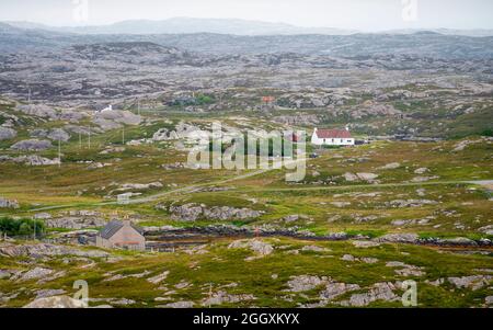 Blick auf ein einsames Häuschen inmitten einer felsigen kargen Landschaft an den Buchten an der Ostküste von Isle of Harris, Äußere Hebriden, Schottland, Großbritannien Stockfoto