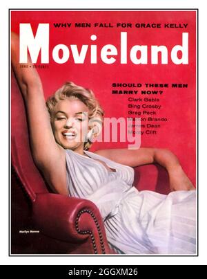 MARILYN MONROE Titelseite DES Magazins der 1950er JAHRE MOVIELAND mit der Filmschauspielerin Marilyn Monroe, die auf einem Lederstuhl posiert Hollywood USA Stockfoto