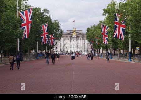 London, Großbritannien: Blick auf die Mall und den Buckingham Palace an einem Sonntagmorgen Stockfoto