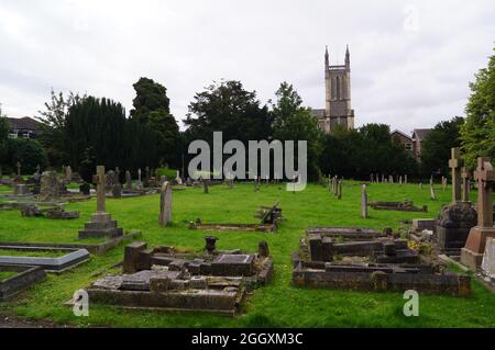 Ein Blick auf die Pfarrkirche St. Mary's und den Friedhof in Andover, Hampshire (Großbritannien) Stockfoto