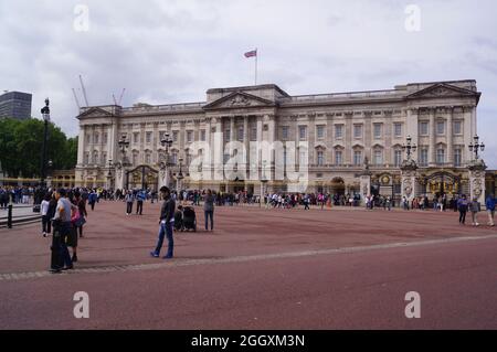 London, Großbritannien: Menschen warten auf die Wachwechsel-Zeremonie vor dem Buckingham Palace Stockfoto