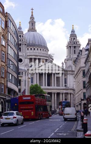 London, Großbritannien: Fahrzeuge in Ludgate Hill und St. Paul's Cathedral Stockfoto