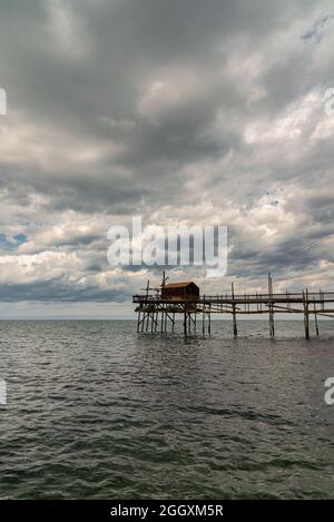 Am Fuße des alten Dorfes Termoli schlängelt sich die Promenade des Trabucchi, ein Teil der Küste, von dem aus Sie Zugang zu haben Stockfoto