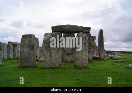 Dolmen im inneren Steinkreis bei Stonehenge. Amesbury, Wiltshire (Großbritannien) Stockfoto