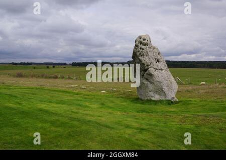 Stonehenge, Amesbury, Wiltshire (UK): Der einsame stehende Stein, der als Heel Stone bekannt ist Stockfoto