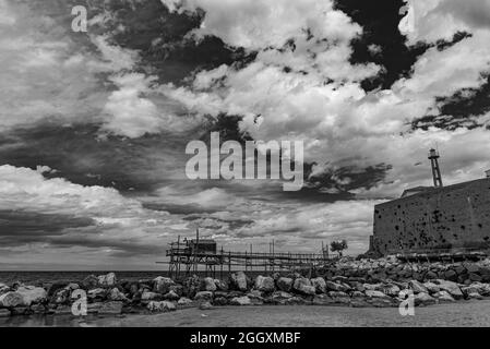 Am Fuße des alten Dorfes Termoli schlängelt sich die Promenade des Trabucchi, ein Teil der Küste, von dem aus Sie Zugang zu haben Stockfoto