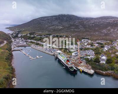 Luftaufnahme von der Drohne von Tarbert mit der MV Hebrides Calmac Fähre im Hafen auf Isle of Harris, äußere Hebriden, Schottland, Großbritannien Stockfoto