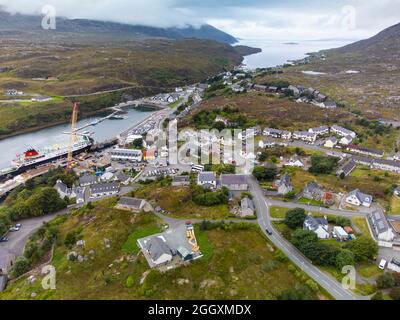 Luftaufnahme von der Drohne von Tarbert mit der MV Hebrides Calmac Fähre im Hafen auf Isle of Harris, äußere Hebriden, Schottland, Großbritannien Stockfoto