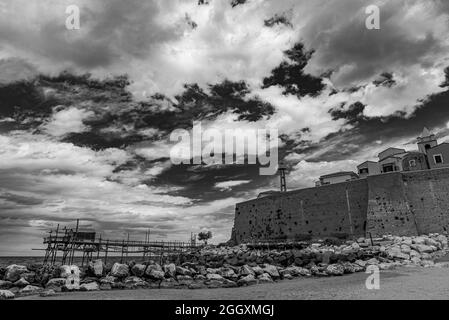 Am Fuße des alten Dorfes Termoli schlängelt sich die Promenade des Trabucchi, ein Teil der Küste, von dem aus Sie Zugang zu haben Stockfoto