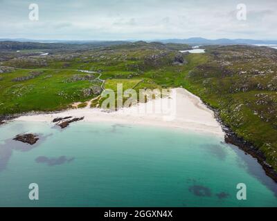 Luftaufnahme von der Drohne des Bosta-Strandes auf Great Bernera, Isle of Lewis, Äußere Hebriden, Schottland, Großbritannien Stockfoto