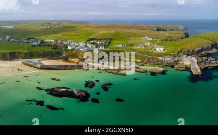 Luftaufnahme von der Drohne des Dorfes und Hafens in Port Ness an der Nordspitze der Isle of Lewis, Äußere Hebriden, Schottland, Großbritannien Stockfoto