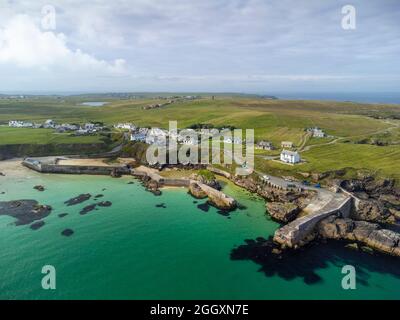 Luftaufnahme von der Drohne des Dorfes und Hafens in Port Ness an der Nordspitze der Isle of Lewis, Äußere Hebriden, Schottland, Großbritannien Stockfoto