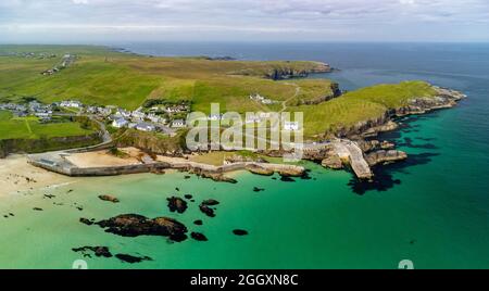 Luftaufnahme von der Drohne des Dorfes und Hafens in Port Ness an der Nordspitze der Isle of Lewis, Äußere Hebriden, Schottland, Großbritannien Stockfoto